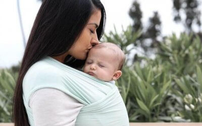 Sí, entre los beneficios del porteo está que tu bebé será más seguro
